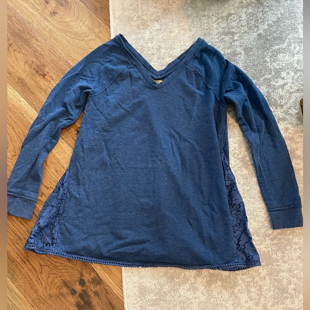 Blue sweatshirt with lace.